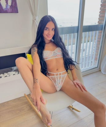 В Москве я находюсь. Хочу осуществить все твои самые смелые фантазии и погрузиться с тобой в мир наслаждения. У меня отличные услуги, включая классический и эротический массаж, интимные свидания, фотосессии и еще многое другое 😏🔥 Мои фото говорят сами за себя, и мои клиенты всегда остаются довольными и хотят вернуться ко мне снова и снова. Таю от мысли провести время рядом с тобой, так что не медли - свяжись со мной и открой неведомые грани наслаждения...💋🌹 3266, 18 лет